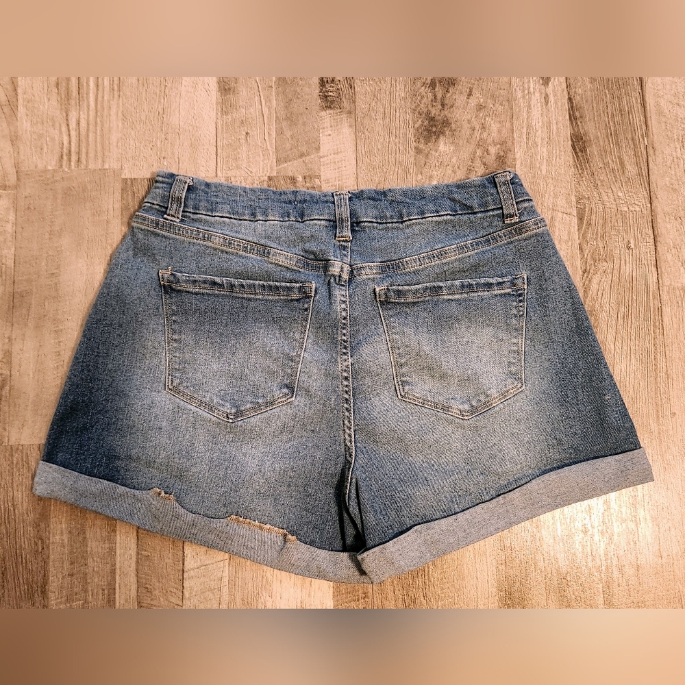 No Boundaries - Juniors High Rise Curvy Mom Shorts‎ - Size 15 - Picture 6 of 9
